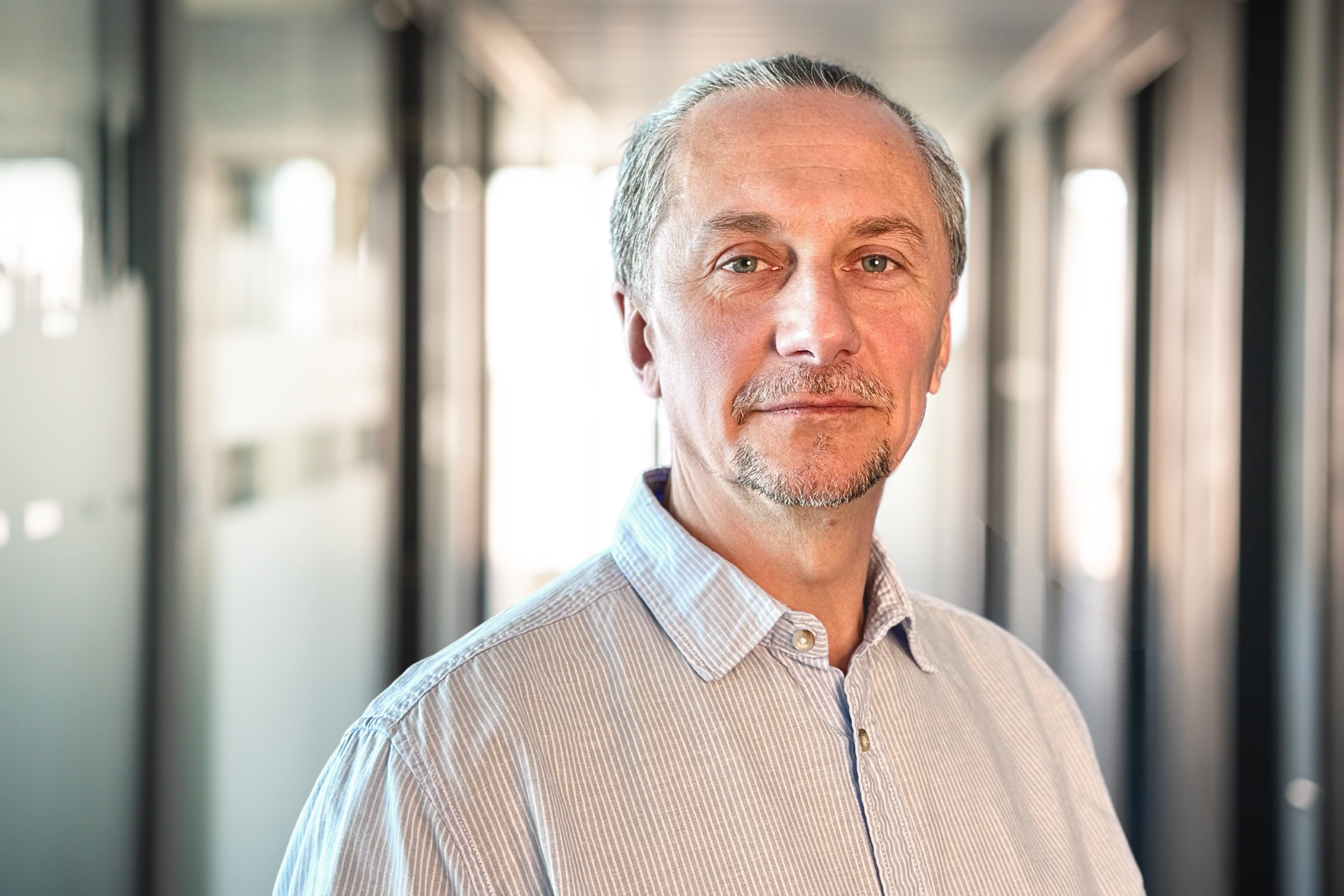 hiring manažer stojící v prostorách ARBES